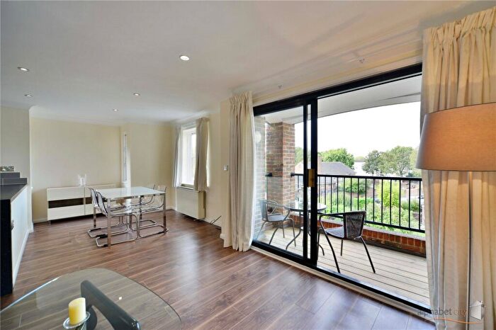 2 Bedroom Flat To Rent In Plymouth Wharf, London, E14