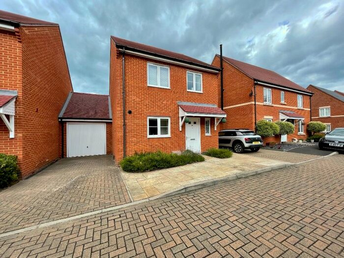 3 Bedroom Semi-Detached House To Rent In Royal Gardens, Tadley, RG26