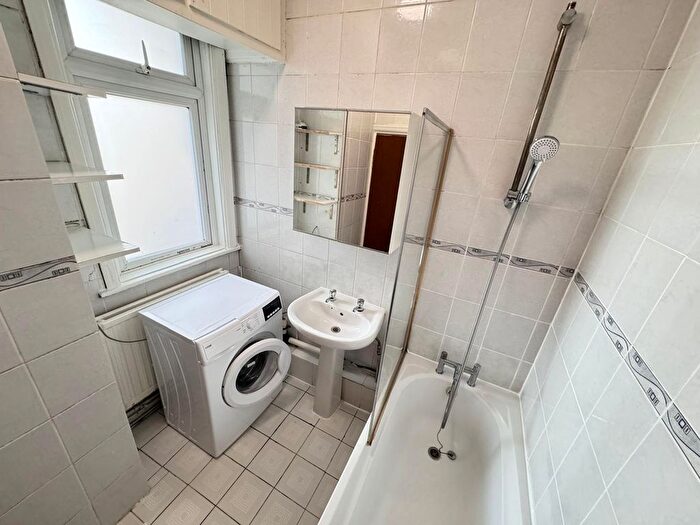 2 Bedroom Flat To Rent In A Watford Way, London, NW4