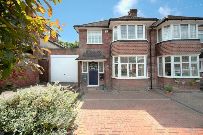 3 Bedroom Semi-Detached House To Rent In Knoll Rise, Luton, LU2