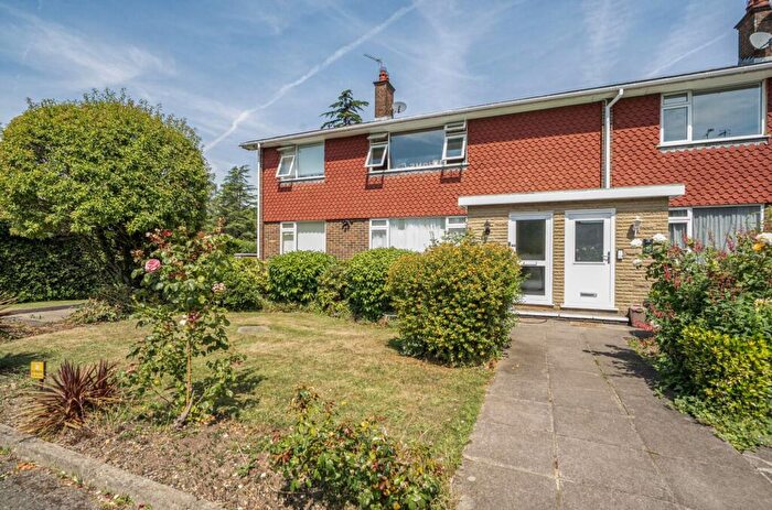 2 Bedroom Maisonette For Sale In Fairgreen, Barnet, EN4