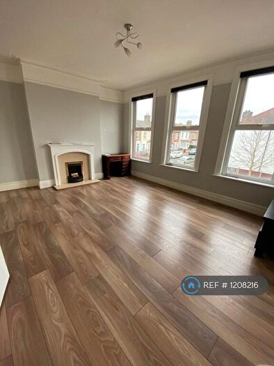 3 Bedroom Flat To Rent In Muirkirk Road, London, SE6