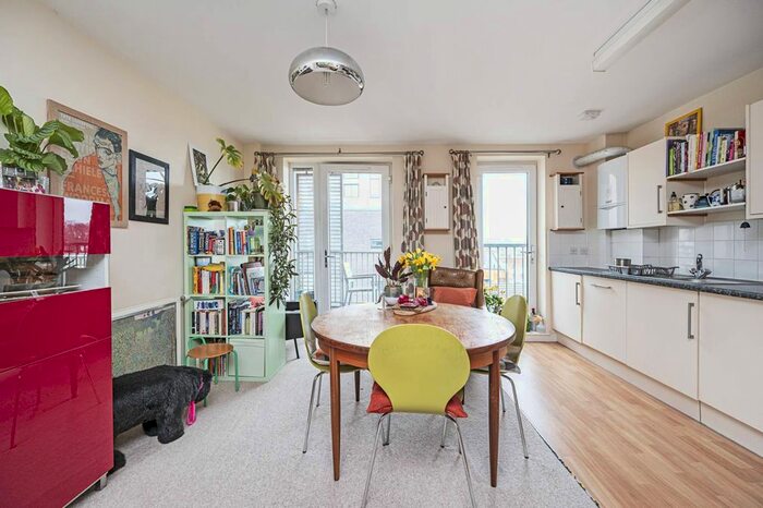 2 Bedroom Flat To Rent In Collent Street, Hackney, London, E9