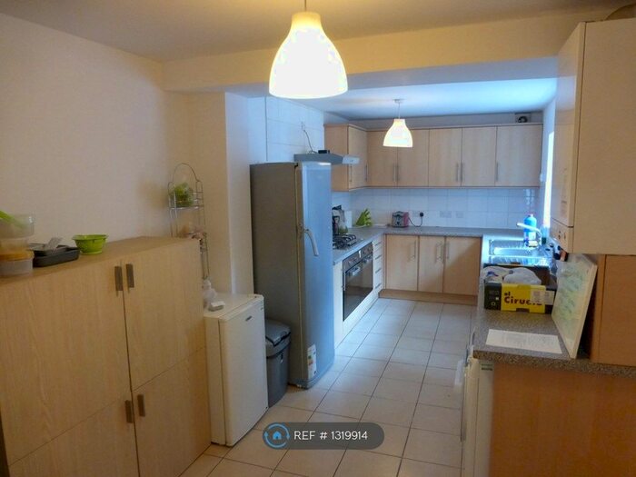 6 Bedroom Terraced House To Rent In Heald Grove, Manchester M14