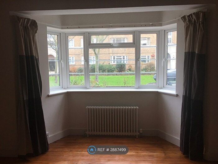 2 Bedroom Flat To Rent In Streatham Court, London, SW16