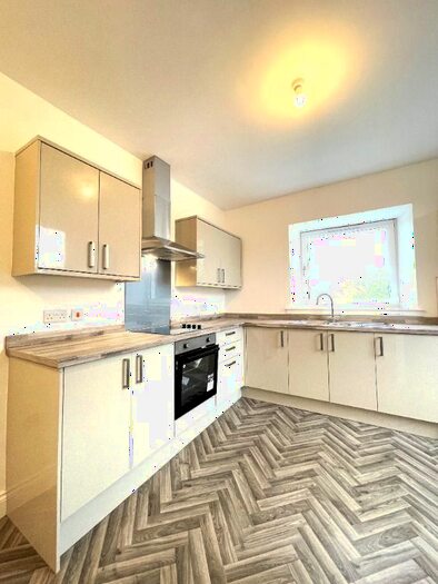 4 Bedroom Flat To Rent In Main Street, Cowdenbeath, Fife, KY4