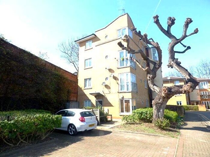1 Bedroom Flat To Rent In Shalbourne Square, Hackney, London, E9