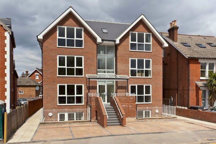 2 Bedroom Apartment To Rent In Beaufort Road, Kingston Upon Thames, KT1