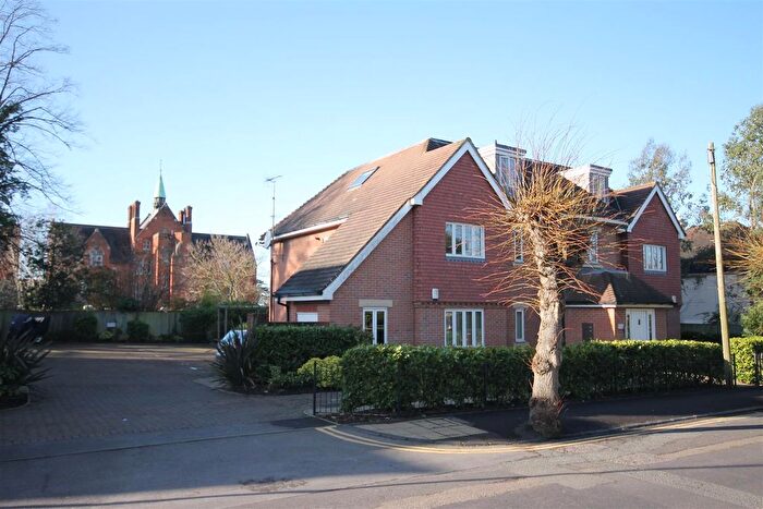 2 Bedroom Flat To Rent In Lime Court, Leatherhead, KT22