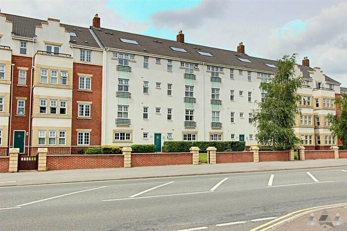 2 Bedroom Flat To Rent In Linacre House, Archdale Close, Chesterfield, Derbyshire, S40