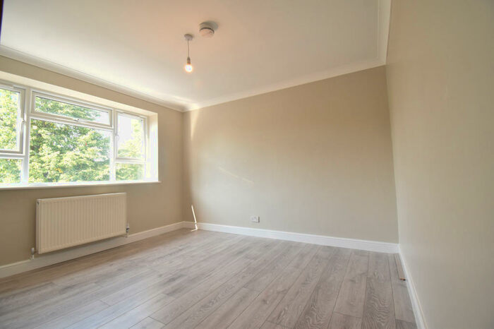 3 Bedroom Flat To Rent In Bramley Road, London, N14