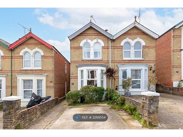 3 Bedroom Semi-Detached House To Rent In Stephenson Road, Cowes, PO31