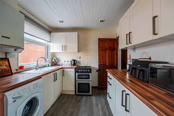 3 Bedroom End Of Terrace House For Sale In Chiltern Road, Dunstable, LU6