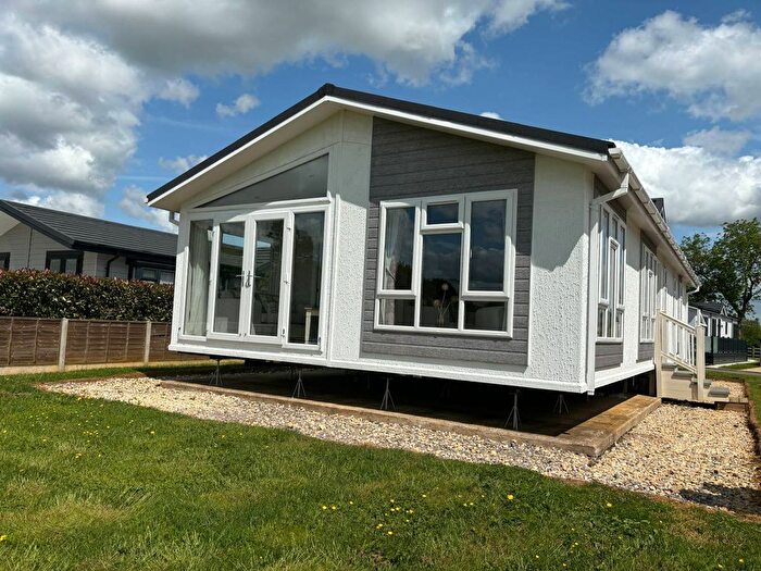 2 Bedroom Mobile/park Home For Sale In Childswickham Road, Broadway, WR12