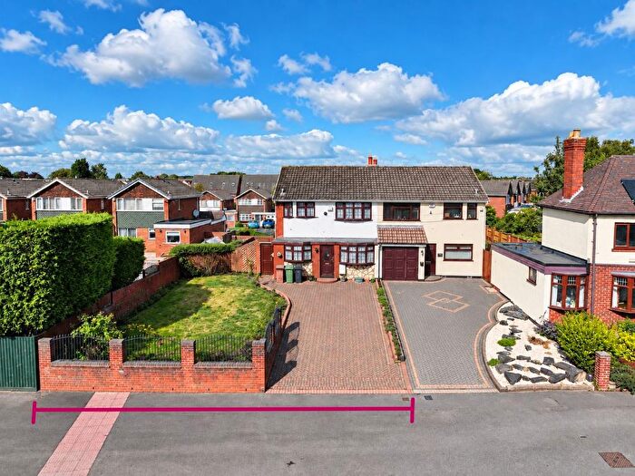 3 Bedroom Semi Detached House For Sale In Watling Street, Brownhills, Walsall, WS8