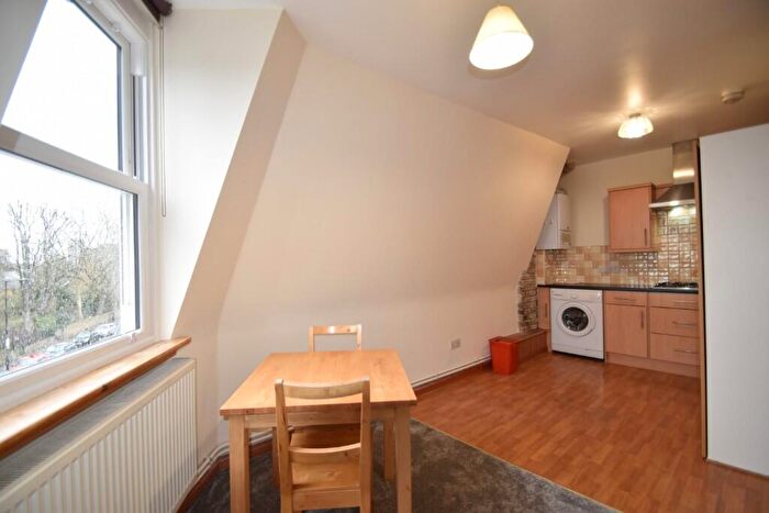 2 Bedroom Apartment To Rent In Amhurst Road, London, N16