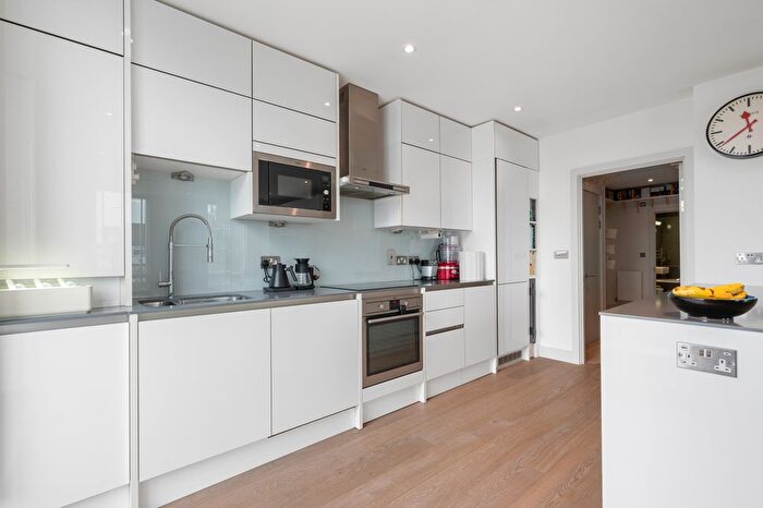 2 Bedroom Flat For Sale In Wellsborough Mews, Wimbledon, SW20