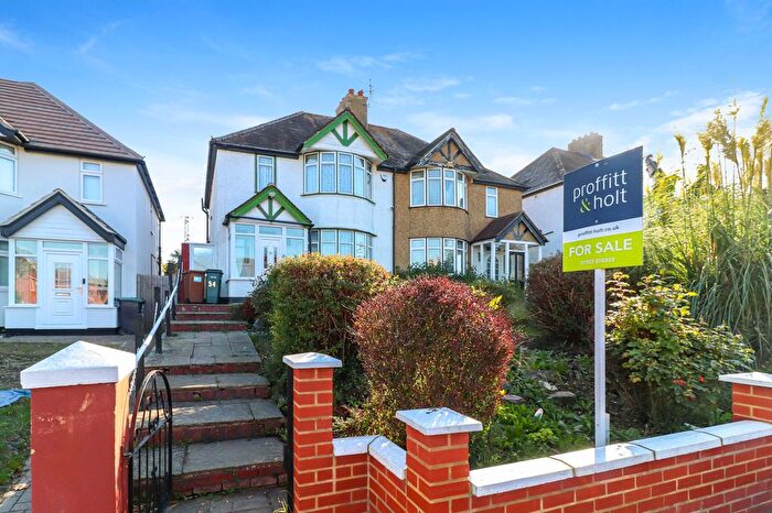 2 Bedroom Semi-detached House For Sale In Station Road, Kings Langley, WD4
