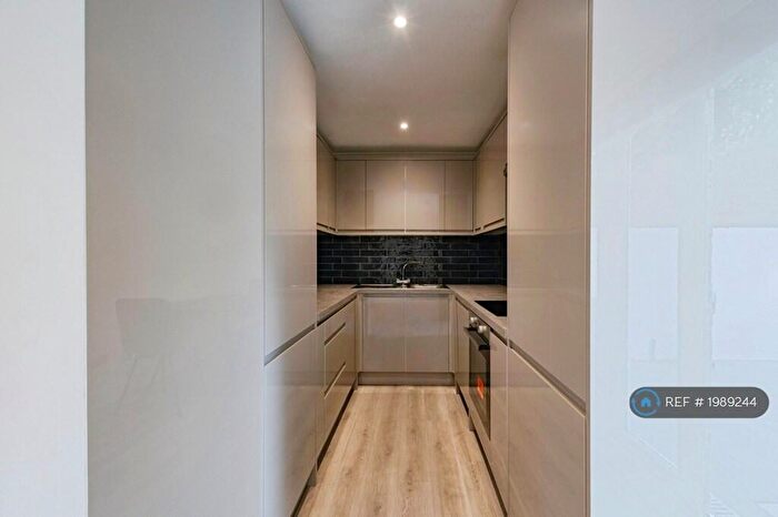 4 Bedroom Flat To Rent In Brondesbury Road, London, NW6