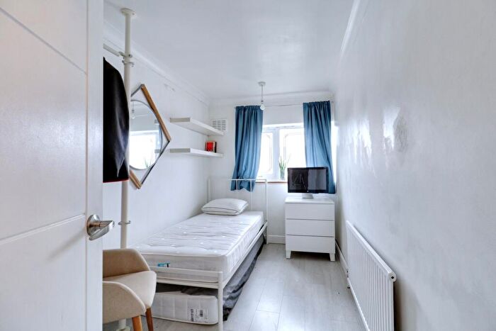 3 Bedroom Terraced House For Sale In Manor Close, Aveley, South Ockendon, RM15