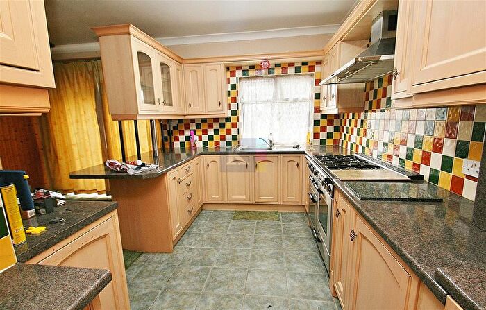 3 Bedroom Semi-Detached House To Rent In Dorchester Waye, Hayes, UB4