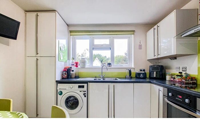 3 Bedroom Flat To Rent In Sumner Rd, SE15