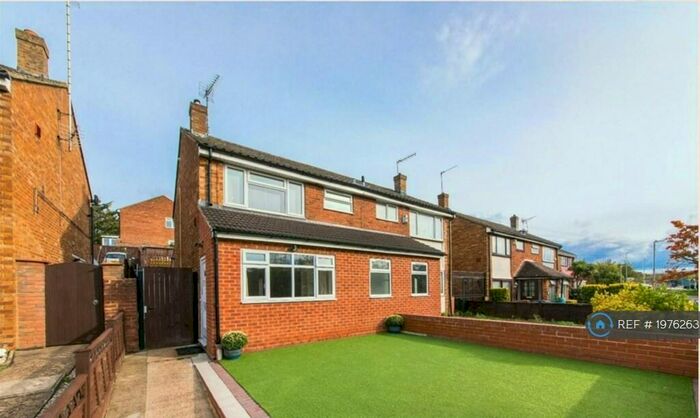 3 Bedroom Semi-Detached House To Rent In Ivy Villas, Greenhithe, DA9