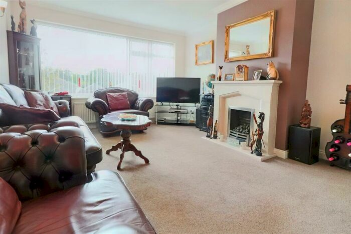 2 Bedroom Detached Bungalow For Sale In Orford Drive, Oulton Broad, NR32