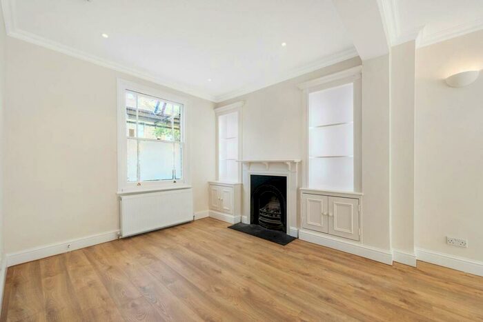 3 Bedroom Flat To Rent In Holden Street, Battersea, London, SW11