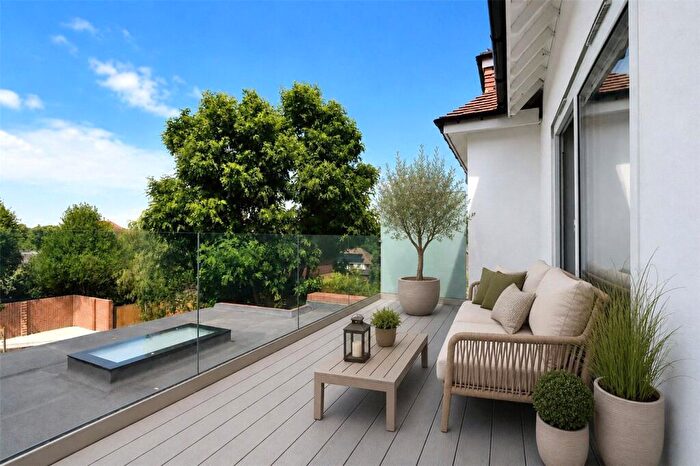 2 Bedroom Apartment For Sale In Holly Oak Close, Cheam, Sutton, SM2