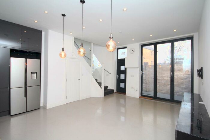 2 Bedroom Mews To Rent In St Marks Rise, Dalston, London, E8