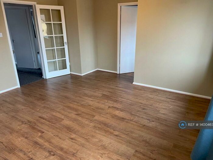 2 Bedroom Flat To Rent In Taunton Drive, Barnet, N2