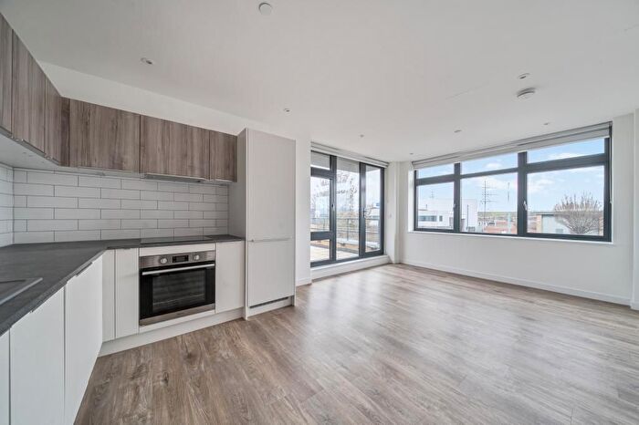 1 Bedroom Flat To Rent In London Road, Staines-Upon-Thames, TW18