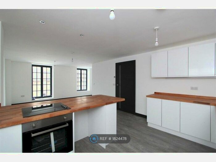 2 Bedroom Flat To Rent In Wesley House, Brompton, Gillingham, ME7