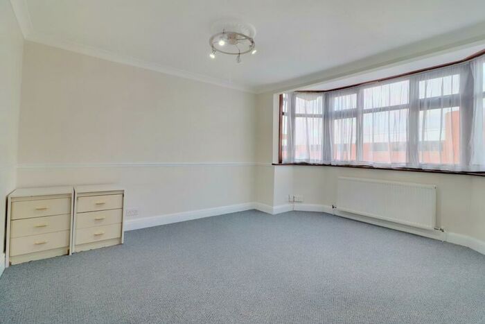 2 Bedroom Flat To Rent In Stag Lane, London, NW9