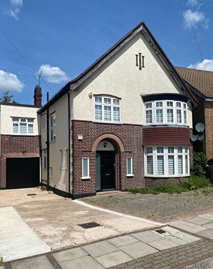 4 Bedroom Detached House To Rent In Highfield Gardens, Golders Green, NW11