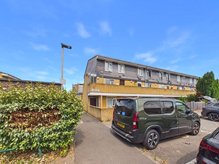 2 Bedroom Flat For Sale In Southern Avenue, Feltham, Middlesex, TW14