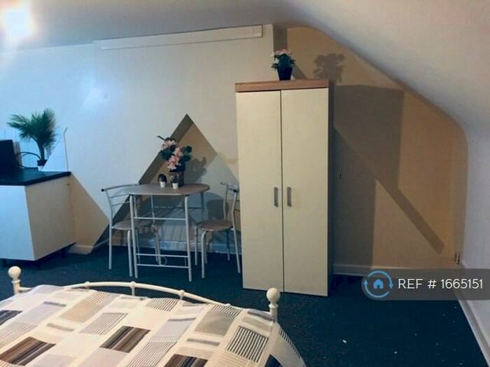 Studio To Rent In Rosebery Avenue, London, N17