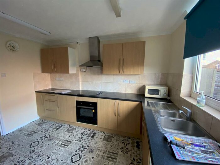 4 Bedroom Semi-Detached House To Rent In The Brent, Dartford, Kent, DA1