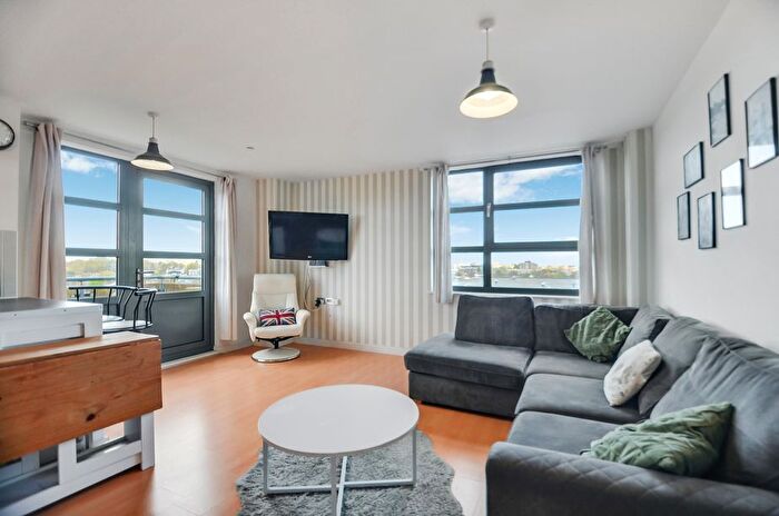 3 Bedroom Flat For Sale In Southgate Road, London, N1