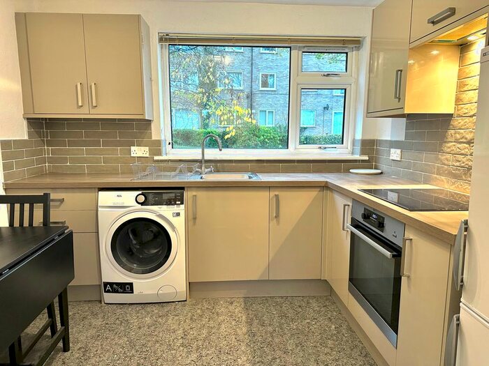 2 Bedroom Flat To Rent In Gledhow Wood Court, Gledhow Wood Road, Leeds, LS8
