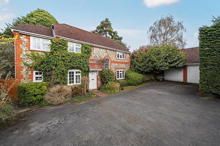 4 Bedroom Detached House For Sale In Perry Way, Lightwater, GU18