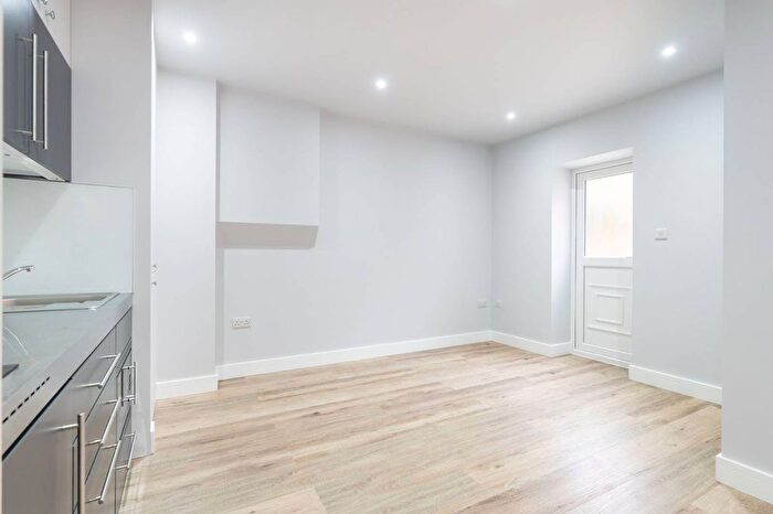 1 Bedroom Flat To Rent In St Charles Square, Ladbroke Grove, London, W10