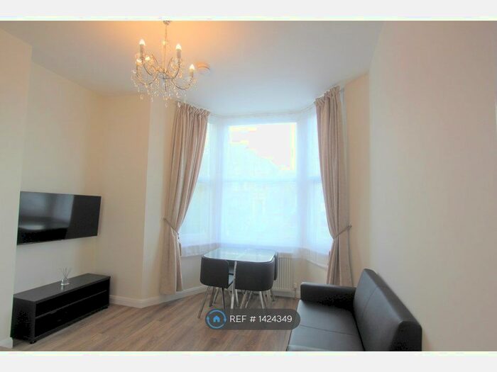 2 Bedroom Flat To Rent In Thurlow Park Road, London, SE21