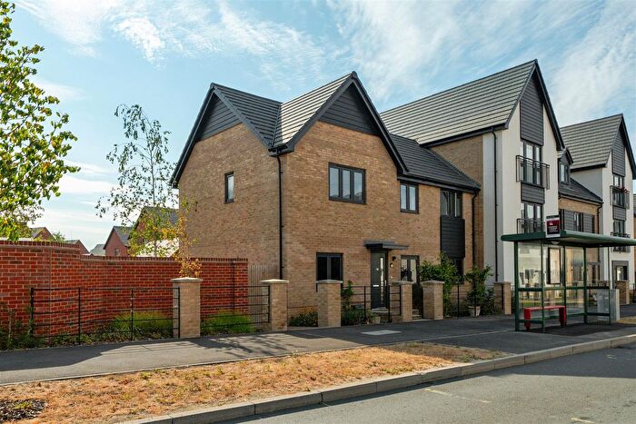 2 Bedroom Maisonette For Sale In Buckler Ride, Crowthorne, Berkshire, RG45