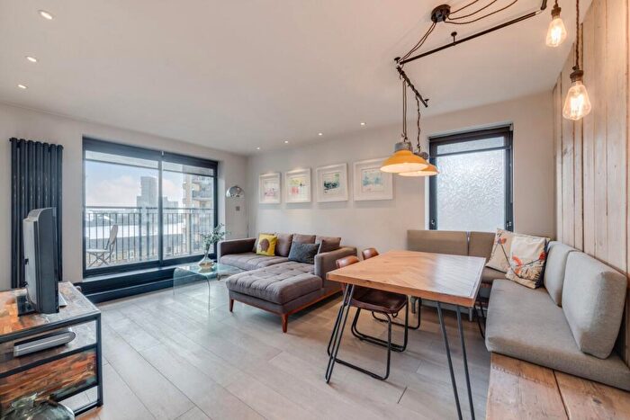 3 Bedroom Flat To Rent In Sail Court, Newport Avenue, E14