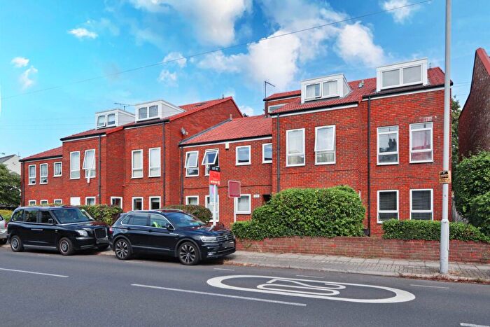 2 Bedroom Flat To Rent In South Lane, New Malden, KT3