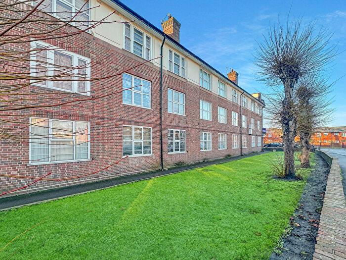 2 Bedroom Flat To Rent In Burnt Ash Hill, London, SE12