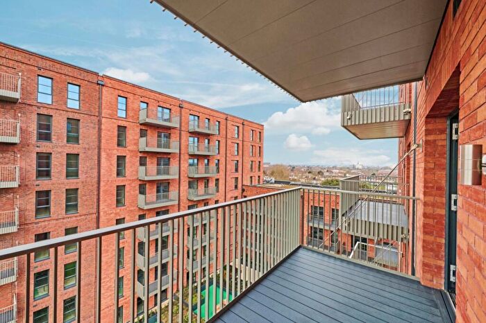 3 Bedroom Flat To Rent In New Road, Dagenham, RM9