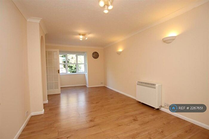 2 Bedroom Flat To Rent In Bishops Court, Greenhithe, DA9